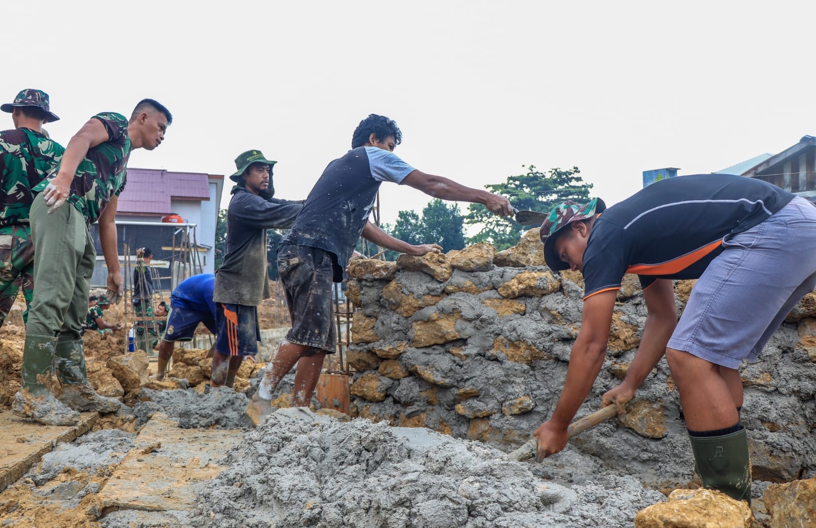 Kemanunggalan TNI dan Rakyat Dalam Program TMMD Ke 112 Kodim 0908 Bontang