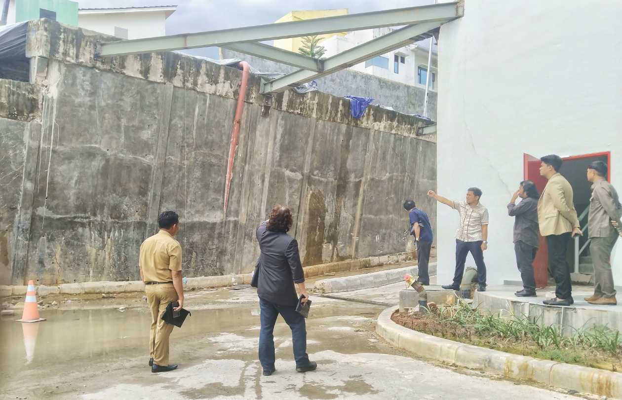 Dinding Pembatas Bontang Citimall Nyaris Ambruk
