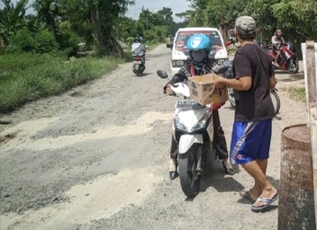 Jalan Rusak Dimanfaatkan Warga untuk Meminta Uang ke Pengendara, Dewan Minta Tertibkan