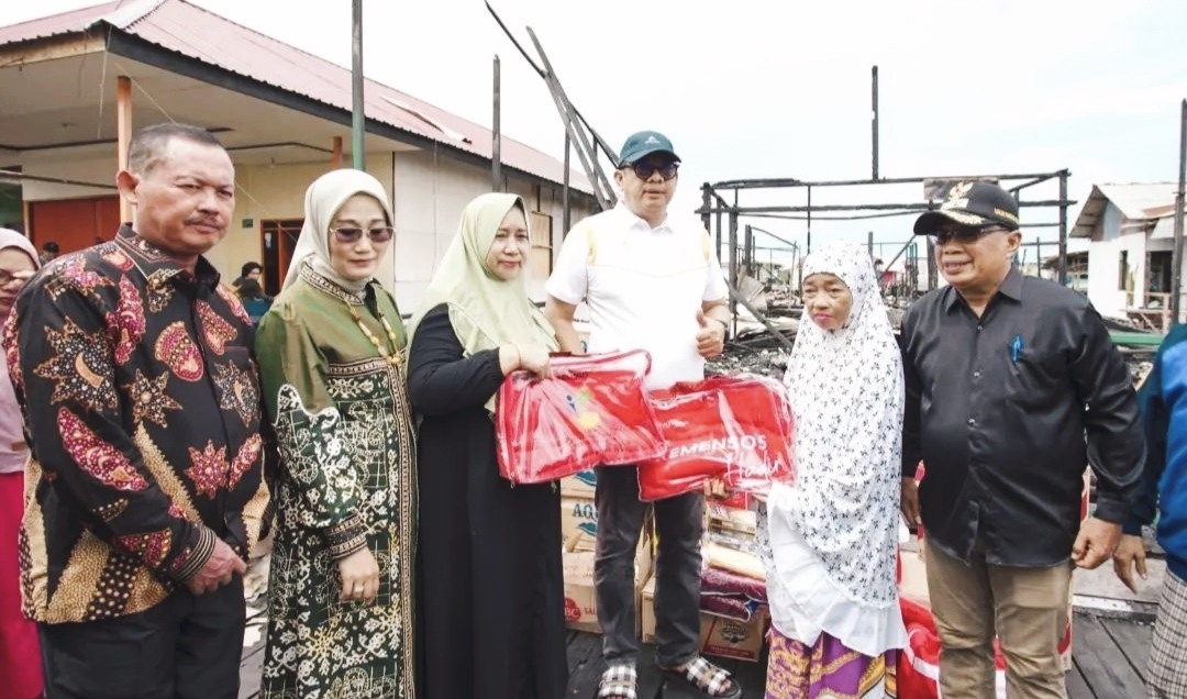 Basri Rase Beri Bantuan Korban Kebakaran di Bontang Kuala