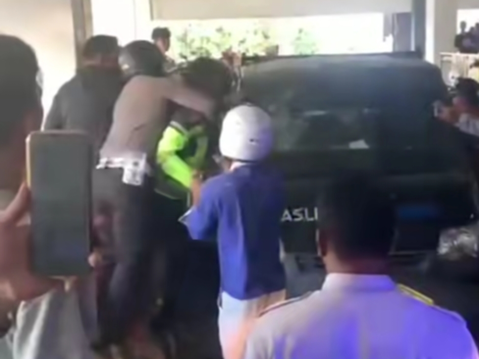 Polisi Ngamuk Pecahkan Kaca Mobil di Pasar Rawa Indah Bontang, Kapolres Bilang Begini