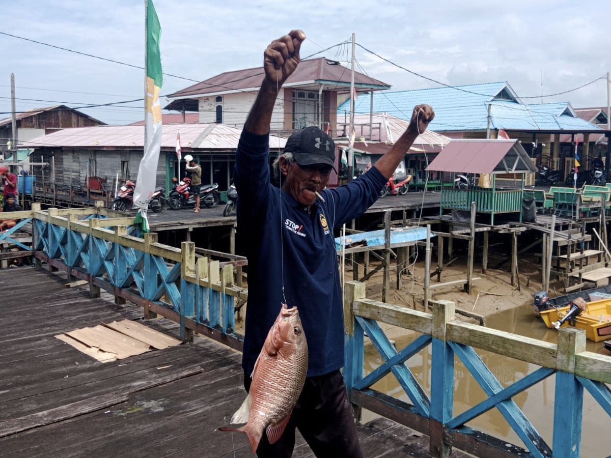 Ratusan Warga Serbu Sungai Bontang Kuala, Berebut Ikan Sambil Rayakan Kemerdekaan