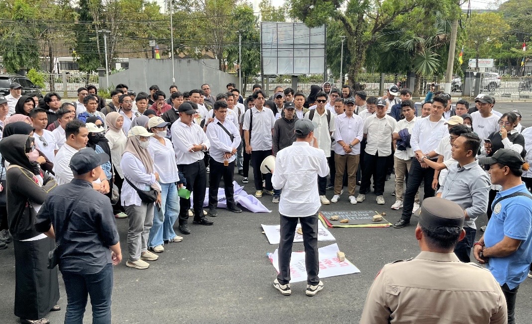 Ratusan Tenaga Bakti Rimbawan Protes ke Kantor Gubernur Kaltim