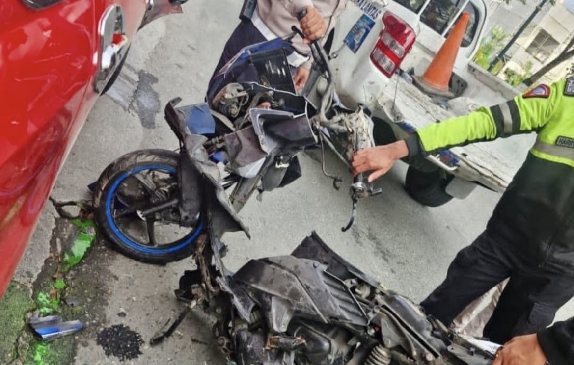 Mobil Tabrak Motor yang Terparkir di Jalan Sudirman Kota Balikpapan