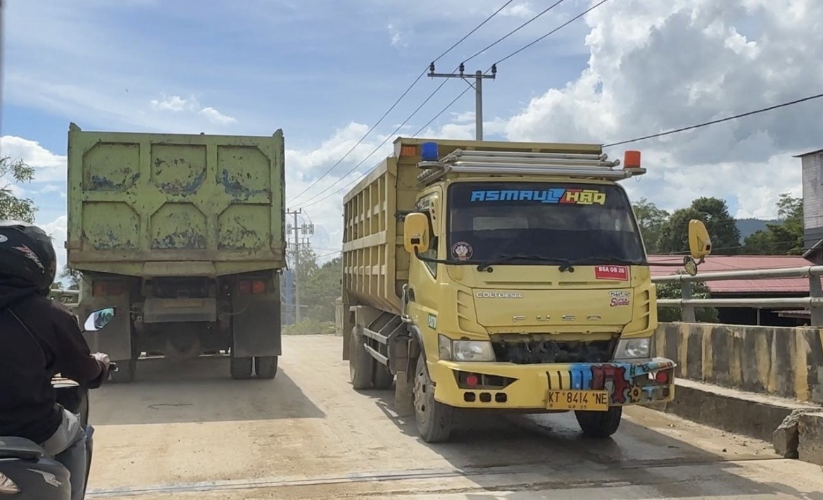 Truk Semen Gunakan Jalan Warga di Sekerat, DPRD Kutim Tegaskan Itu Bukan Jalur Hauling