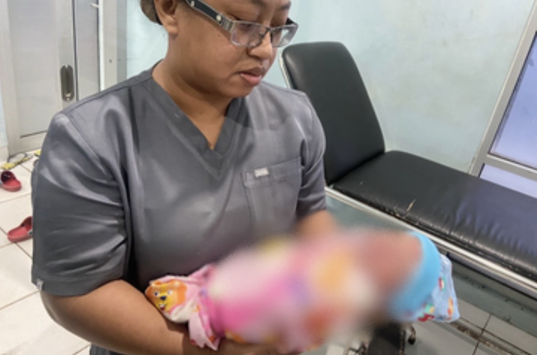 Warga Muara Badak Temukan Bayi Menangis Sendirian di Atas Mobil Pick Up