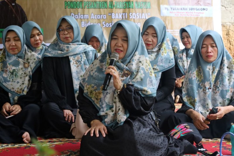Ketua Dharma Wanita Kukar Beri Bantuan untuk Santri
