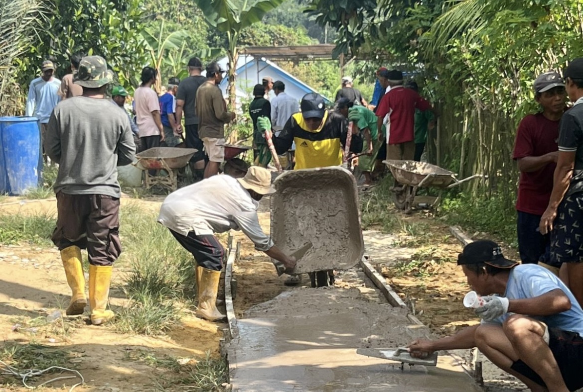 Warga Inisiatif Benahi Jalan Rusak di Kampung Masdarling Bontang, Katanya Pemkot akan Bantu di 2026