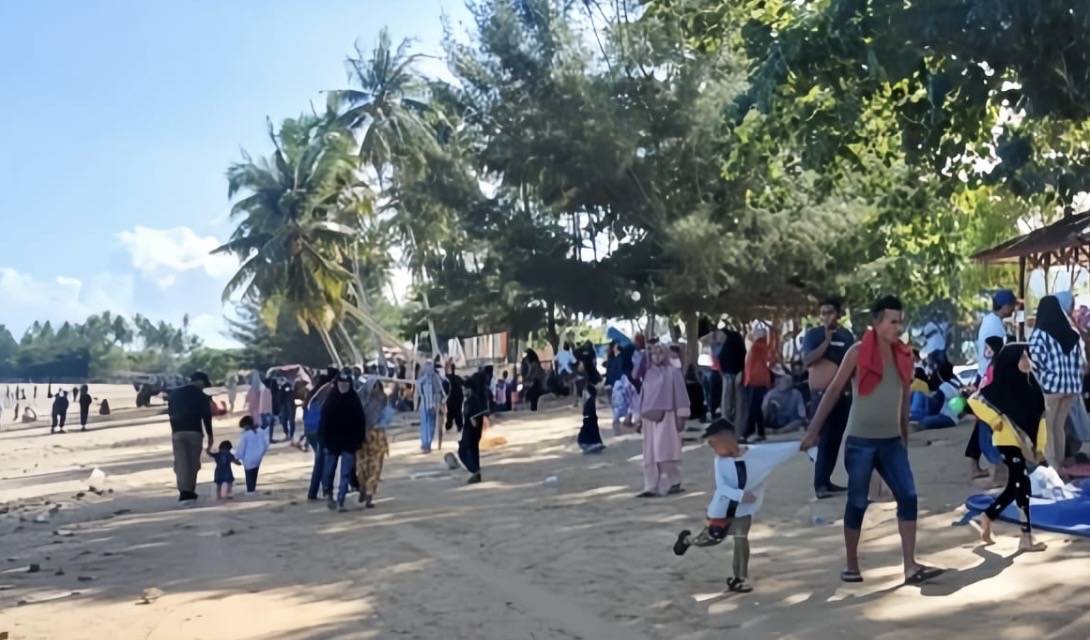 Libur Lebaran, Pantai Sekerat Kutim Diserbu Wisatawan
