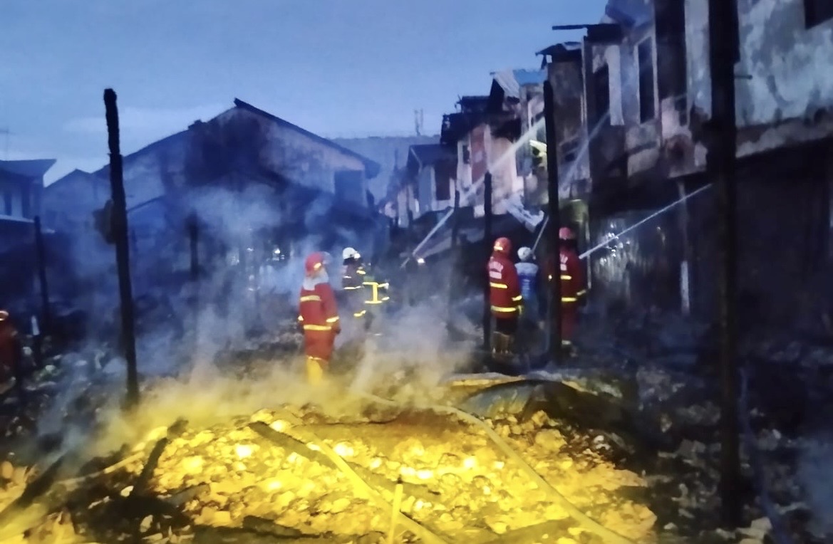 Pasar Segiri Samarinda Terbakar, 44 Bangunan Dilalap Api, 24 Ruko Hangus