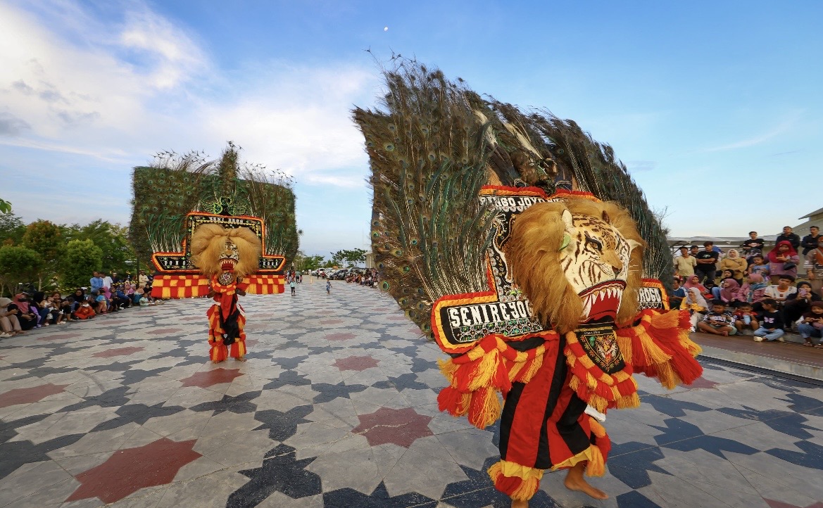 Pertunjukan Reog Ponorogo Meriahkan Bendungan Sepaku Semoi