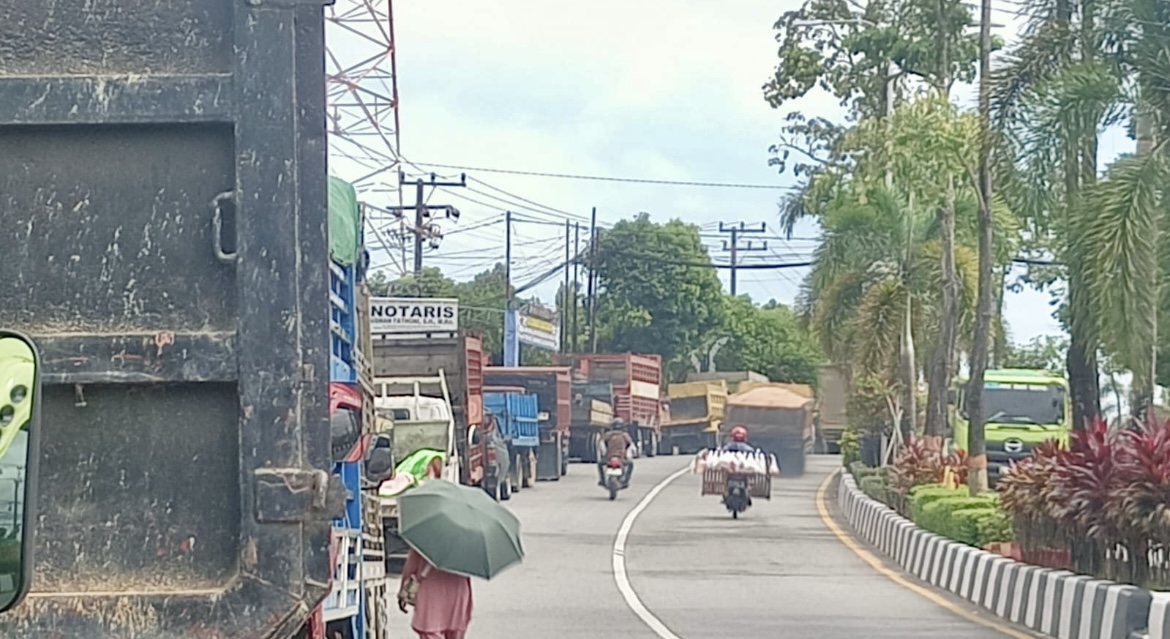 Omset Anjlok, Pelaku Usaha Keluhkan Antrean Panjang di Pom Bensin Jalan MT Haryono Bontang