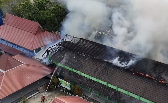 Kebakaran Hebat Melanda SMPN 2 Samarinda, 4 Ruangan Hangus Dilalap Api