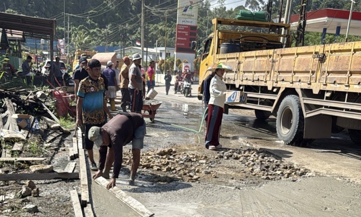 Demi Menjaga Marwah, Warga Loa Kulu Kukar Patungan Benahi Jalan Provinsi