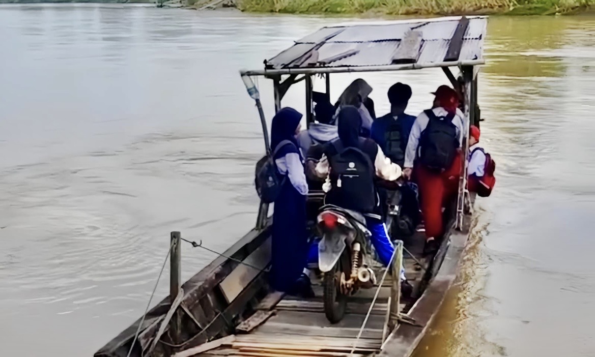 Anak-anak Longjak Bertaruh Nyawa ke Sekolah, Jembatan Tak Kunjung Dibangun