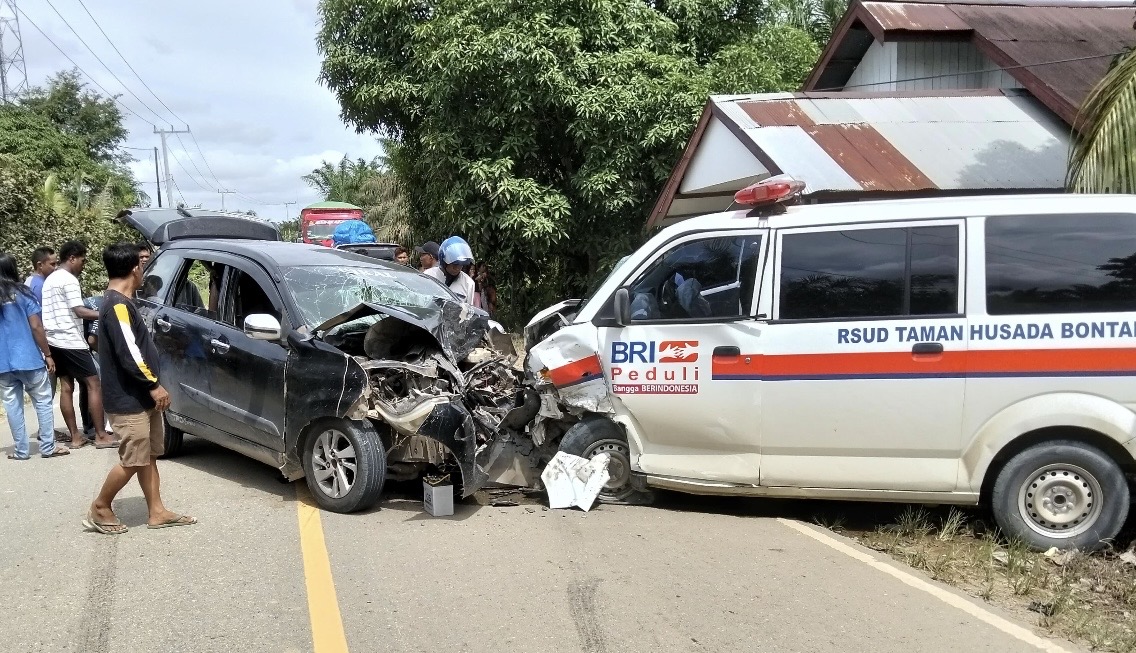 Hindari Jalan Berlubang, Ambulans dan Avanza Adu Banteng di Bengalon Kutim