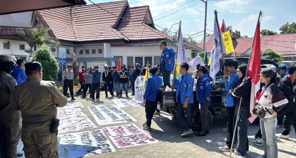 Darurat Pendidikan! Koalisi Mahasiswa Kepung Disdikbud Kutim
