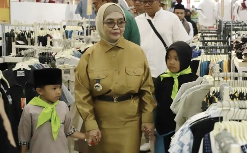Neni Moerniaeni Antar Ratusan Anak Yatim Bontang Belanja THR Lebaran PT PAMA