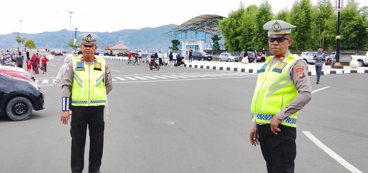 Hadir Untuk Masyarakat, Hari Libur Pun Polisi Mamuju Tetap Laksanakan Tugas Pengamanan dan Pengaturan Lalulintas