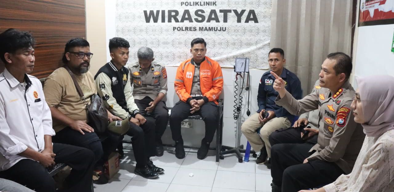 Kapolresta Mamuju Jenguk Personel Korban Unras, Pastikan Penanganan Kesehatan Hingga Sembuh Total