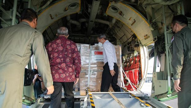 Indonesia Mendapat Bantuan Tabung Oksigen  Dari Singapura