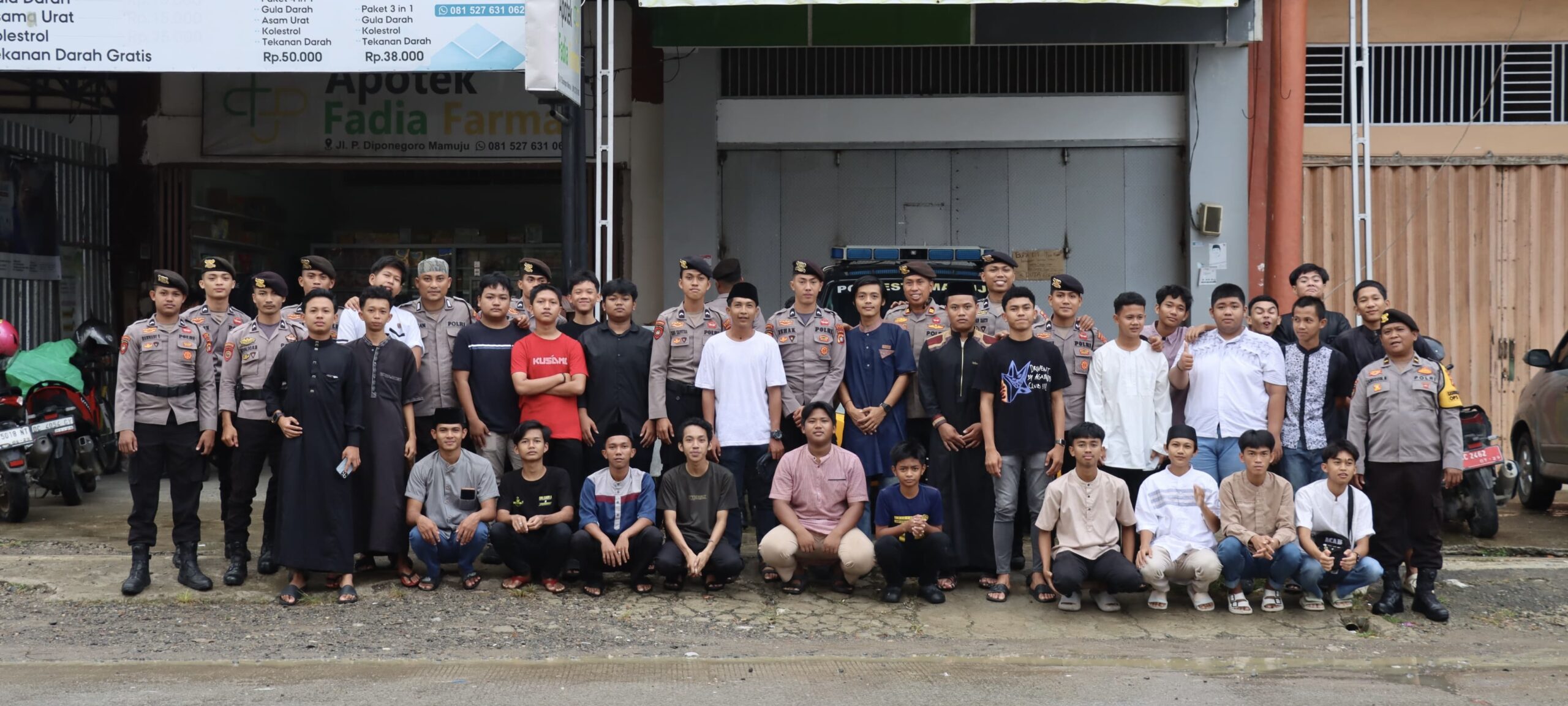 Keren, Tim Patmor Polresta Mamuju Ajak Remaja Pelaku Balap Liar Bagikan Takjil di Lokasi Trek-Trekan