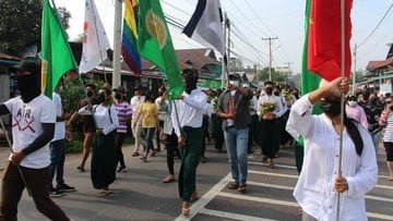 Aktivis Gelar 'Protes Berdarah', Myanmar Bersimbah Cat Merah