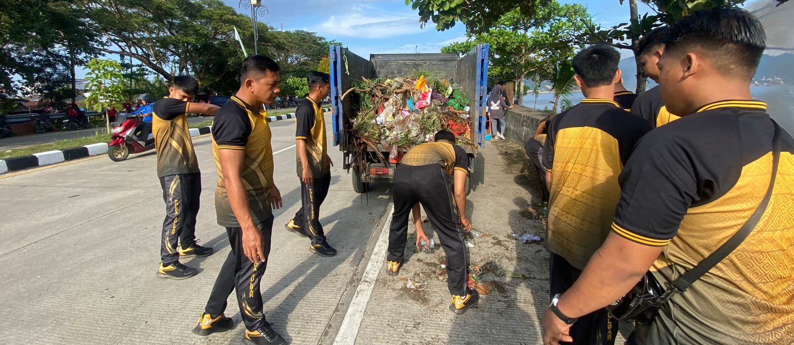 Polresta Mamuju Bersama Pemkab Gelar Jumat Bersih di Pesisir Pantai Arteri, Sambut Festival Sandeq Silumba 2025