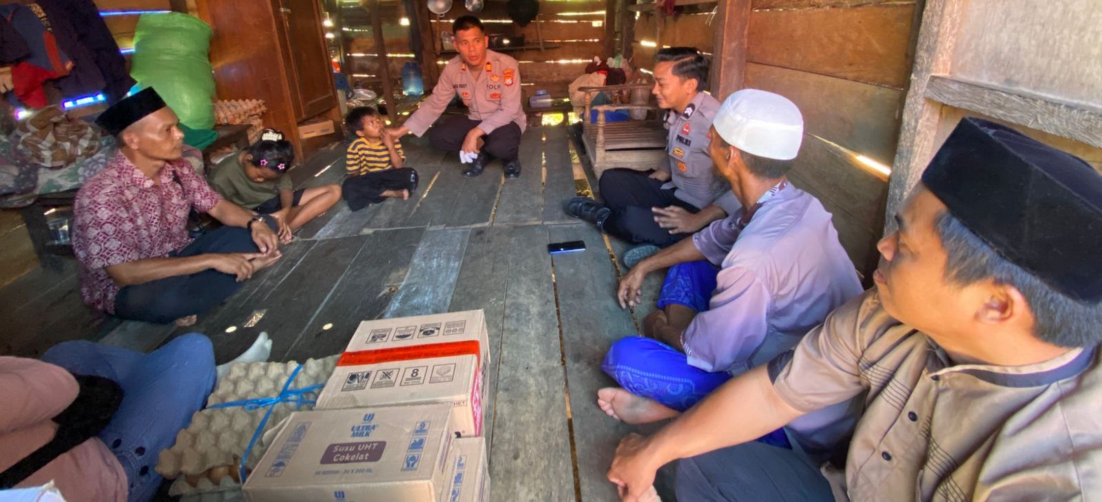 Anak Ditinggal Orang Tua Merantau, Polisi Mamuju Gerak Cepat Salurkan Bantuan dan Beri Edukasi