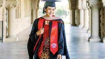 Maudy Ayunda dan Kebaya Didiet Maulana di Hari Wisuda
