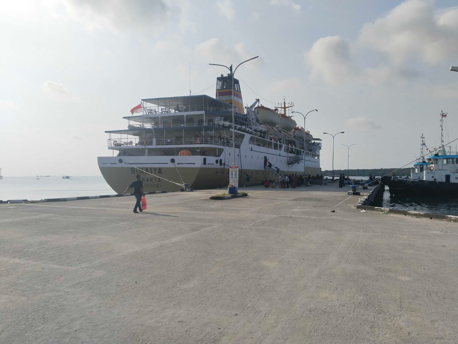 Kapal Pelni KM Binaiya saat sandar di pelabuhan Loktuan, Kota Bontang