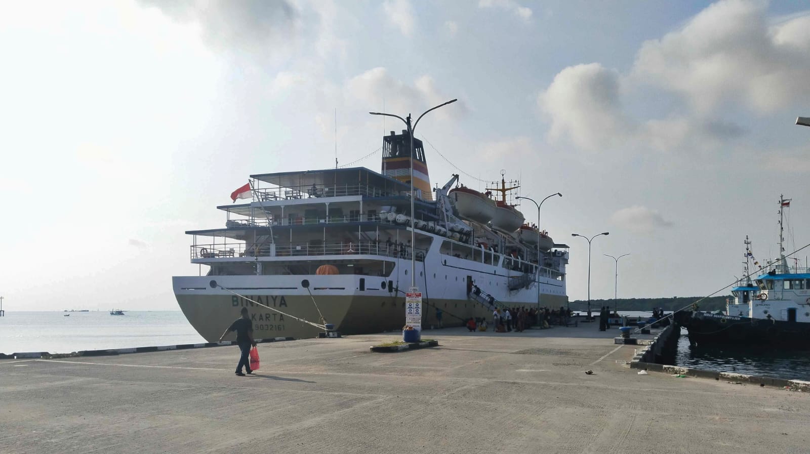 Kapal Pelni KM Binaiyya saat sandar di Pelabuhan Loktuan, Bontang, Kalimantan Timur. (Dok:Expresi.co)