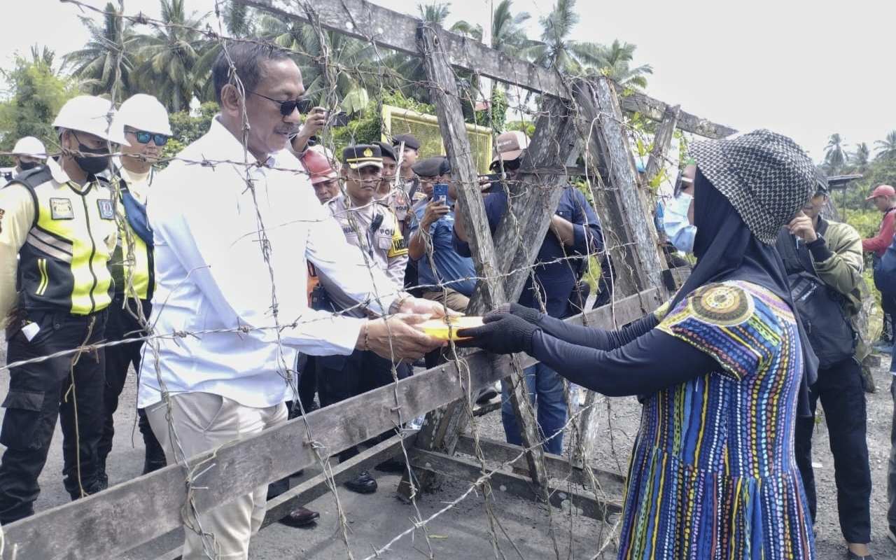 Sebagai simbol protes, Novita dan warga lainnya menyerahkan nasi dan sayuran yang terkontaminasi kepada perwakilan PT Indominco Mandiri, Hasto. (YUB/Expresi.co)
