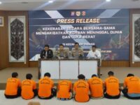 Para tersangka pengeroyokan yang dihadirkan dalam konferensi pers (dok: Polres Kukar)