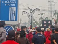 Aksi di depan kantor PLN Bontang. dok : expresi