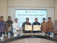 Bupati Penajam Paser Utara Mudyat Noor mendatangani Nota kesepahaman antara Pemkab PPU, Perumda AMDT, dan Akatirta ditandatangani di Magelang pada Rabu (21/10/2026). (Humas)